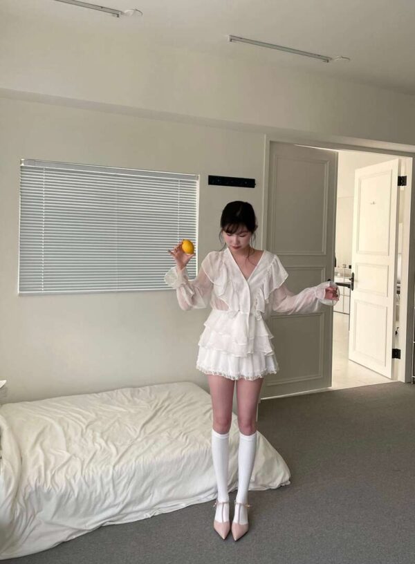N49 “現貨” 可里娜花苞V領優雅上衣