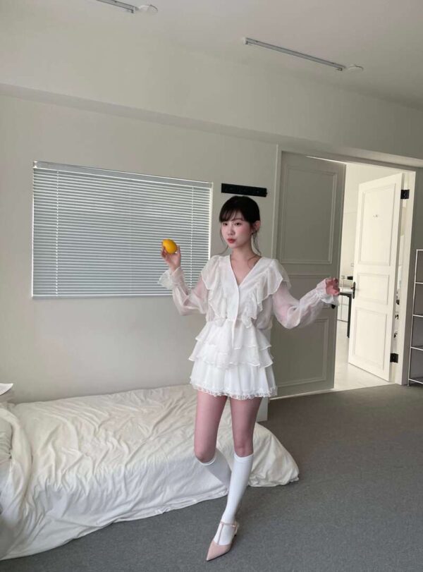 N49 “現貨” 可里娜花苞V領優雅上衣