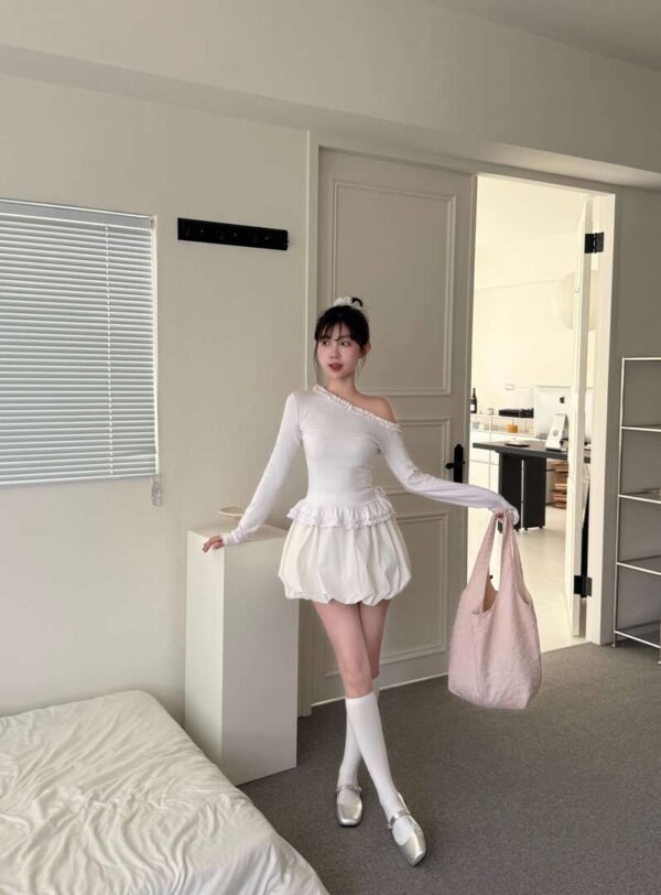 N53 希拉斜肩捲木耳邊小裙子設計上衣