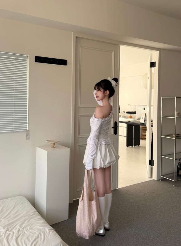 N53 希拉斜肩捲木耳邊小裙子設計上衣