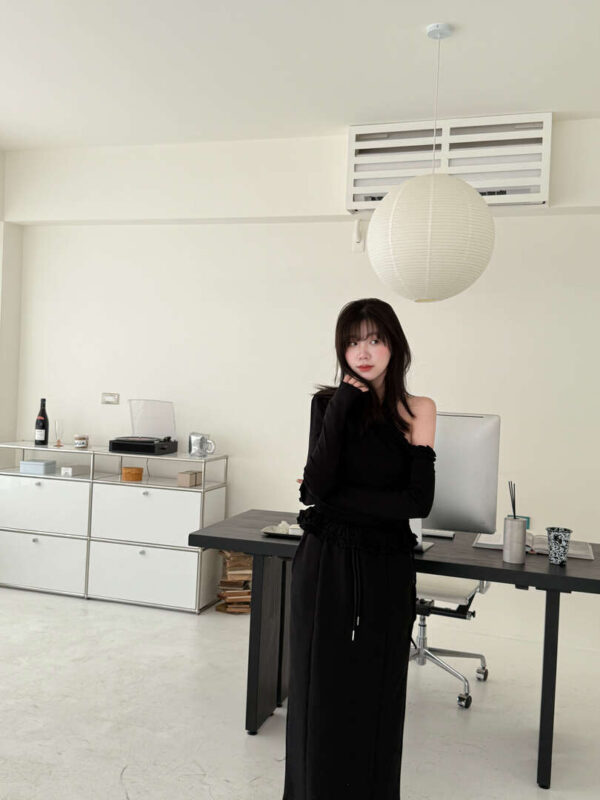 N53 希拉斜肩捲木耳邊小裙子設計上衣
