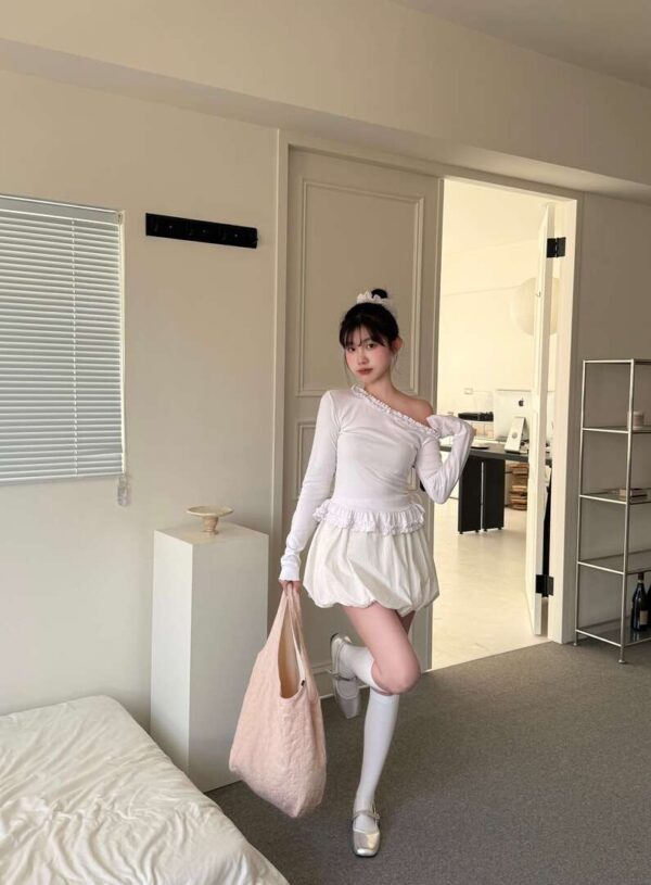 N53 希拉斜肩捲木耳邊小裙子設計上衣