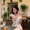 P12 Leona莉奧娜雕花小玫瑰捲邊上衣