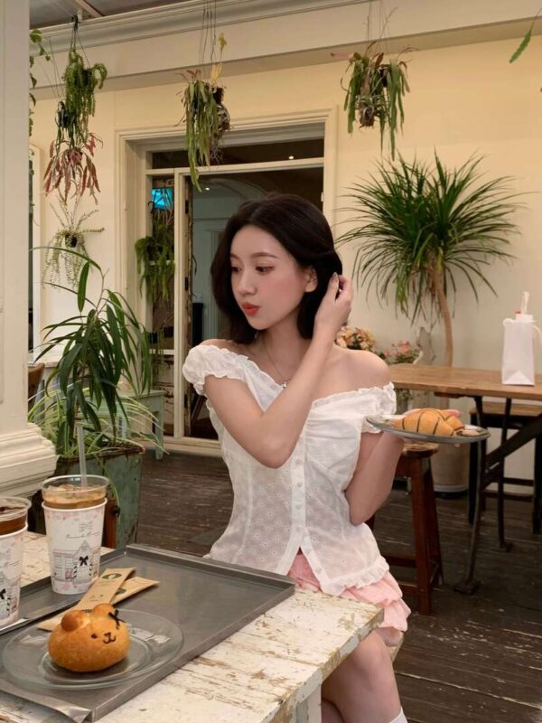 P12 Leona莉奧娜雕花小玫瑰捲邊上衣