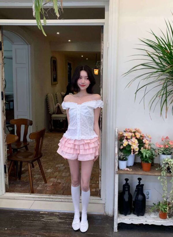 P12 Leona莉奧娜雕花小玫瑰捲邊上衣