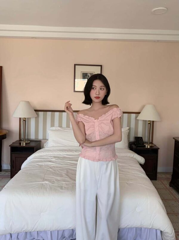 P12 Leona莉奧娜雕花小玫瑰捲邊上衣
