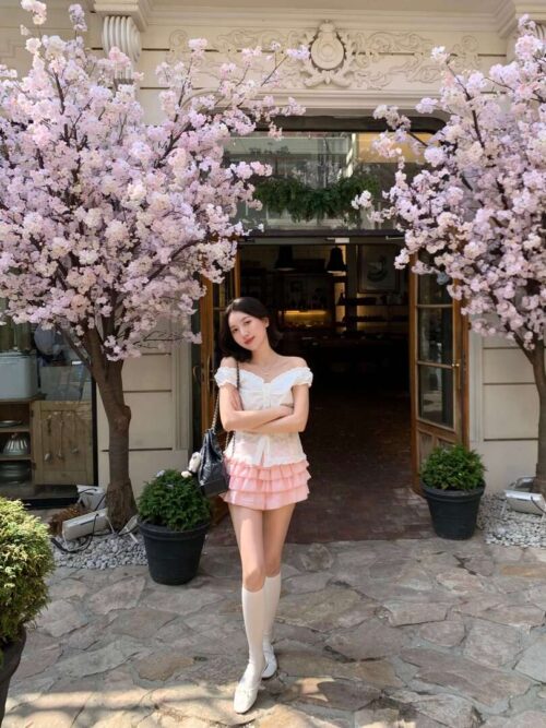 P12 Leona莉奧娜雕花小玫瑰捲邊上衣
