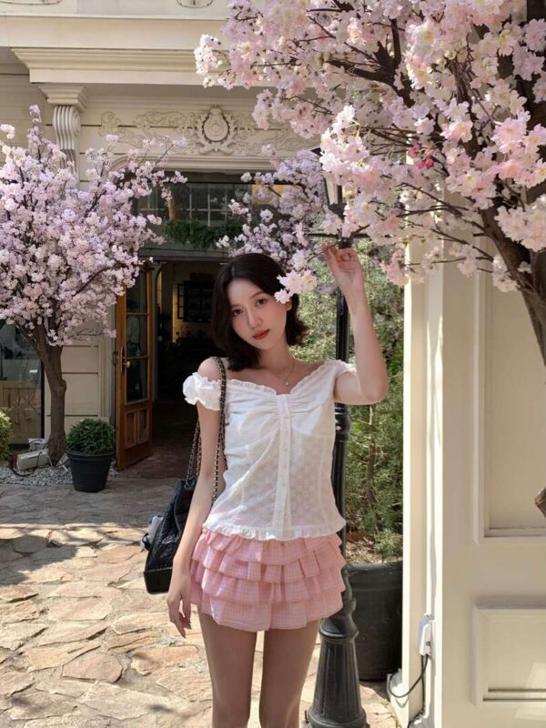 P12 Leona莉奧娜雕花小玫瑰捲邊上衣