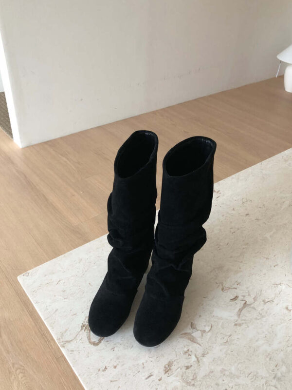 V20 梅納特的黑色麂皮絨可愛襪子長靴
