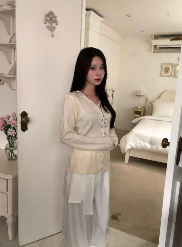 2 V44 克雷瑪的法式薄款針織小雕花上衣