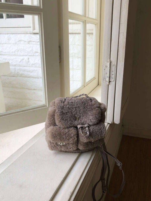 W45 盧森堡的迷你奶茶咖毛毛後背包