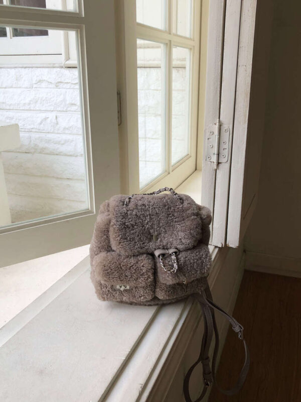 W45 盧森堡的迷你奶茶咖毛毛後背包