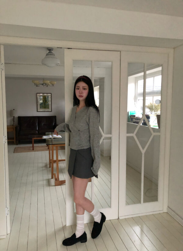 W14 布拉格廣場的v領設計款上衣