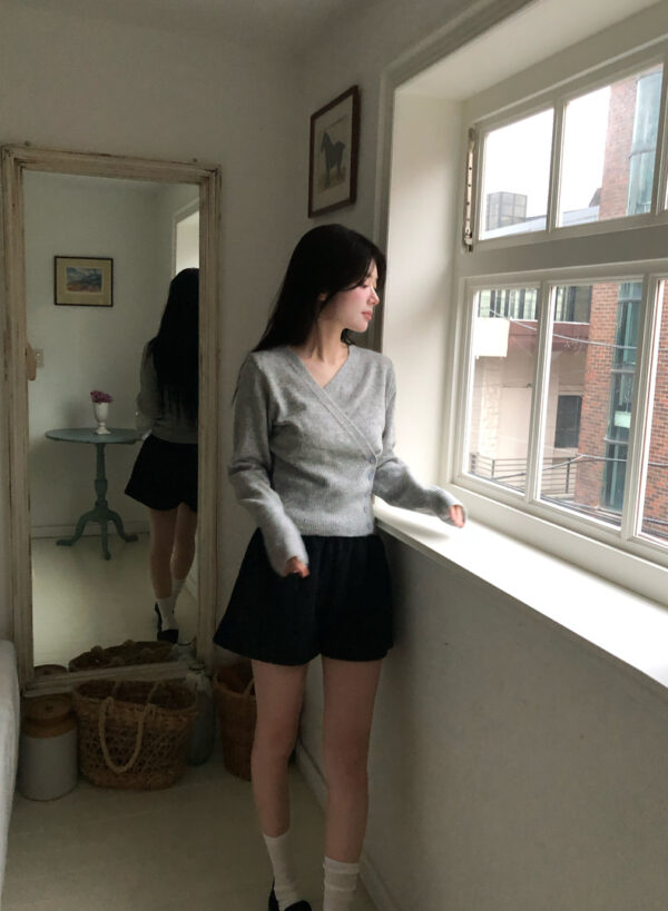 W14 布拉格廣場的v領設計款上衣