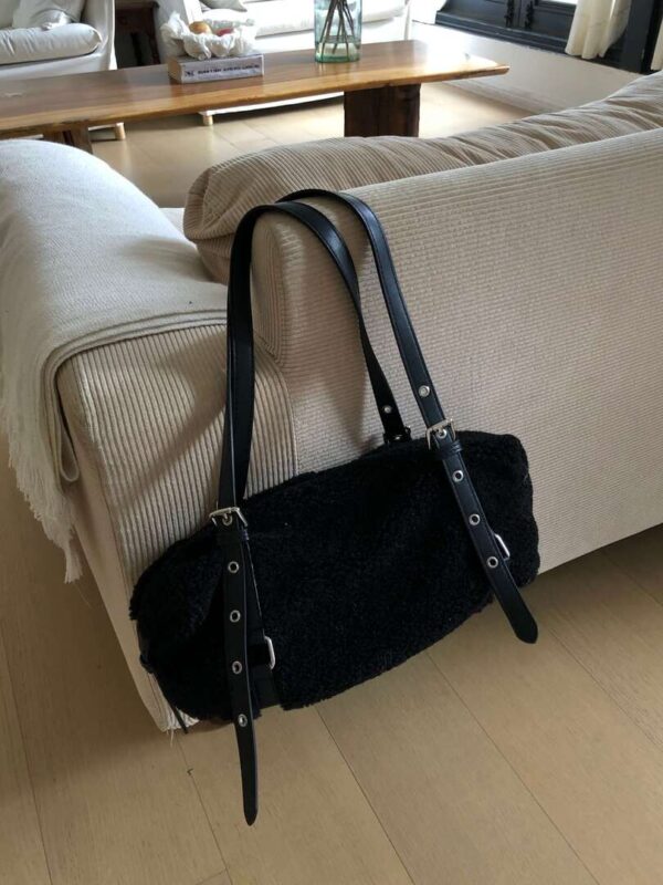 Y46 Naomi娜奧米的黑色絨毛大包包